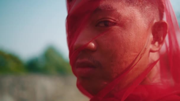 Cara Hombre Asiático Envuelto Una Bufanda Roja Con Una Expresión — Vídeos de Stock