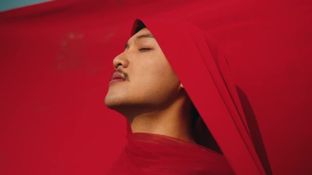 Hombre Asiático Atado Estrangulado Por Paño Rojo Con Una Cara — Vídeos de Stock