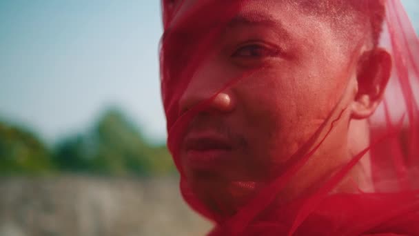 Tvář Asijského Muže Zabaleného Červené Šále Rozzlobeným Výrazem Dne — Stock video
