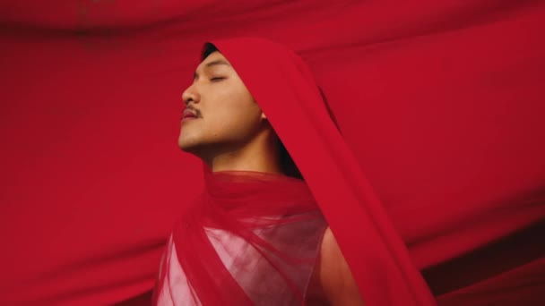 Азиатский Мужчина Связанный Задушенный Красной Тканью Подавшим Отставку Лицом Красном — стоковое видео