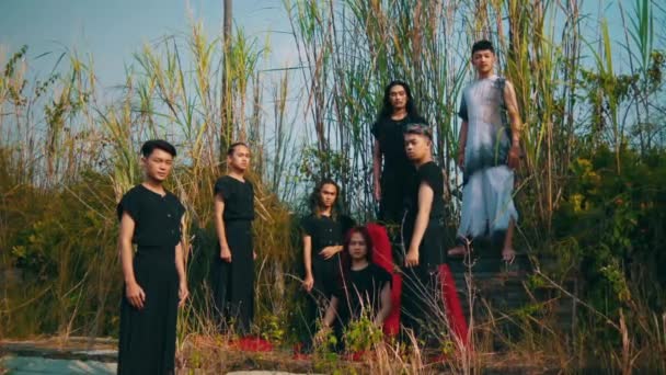 Siyah Elbiseli Bir Grup Asyalı Gün Boyunca Terk Edilmiş Korkunç — Stok video