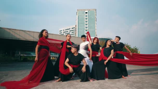 Grupo Hombres Asiáticos Pararon Posaron Con Velos Rojos Atados Alrededor — Vídeo de stock