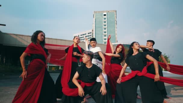 Een Groep Aziatische Mannen Stond Poseerde Met Rode Sluiers Vastgebonden — Stockvideo