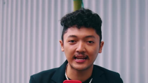 Asijský Muž Kudrnatými Vlasy Černém Obleku Mluvil Sebevědomě Jako Reportér — Stock video