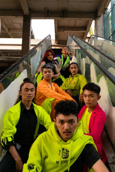 一群亚洲男人和他们的朋友在一所大学的楼梯上休息 — 图库照片
