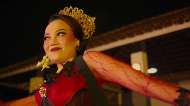 Een Aziatische Vrouw Danst Het Podium Terwijl Kijken Naar Een — Stockvideo