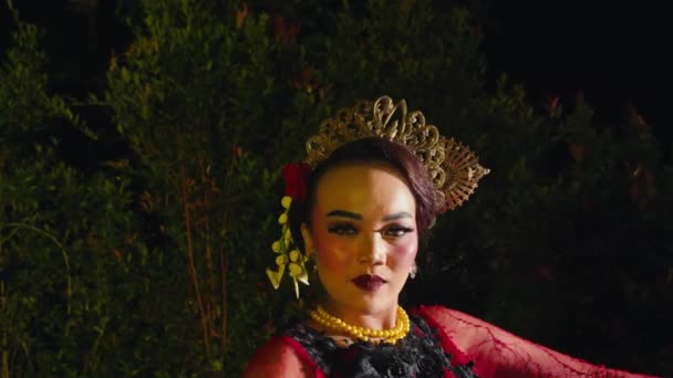 Ansiktet Balinesisk Dansare Med Make Och Guld Smycken Och Röd — Stockvideo