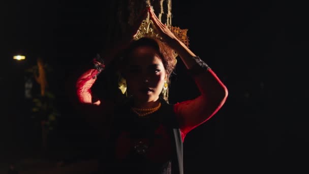 Μια Ασιάτισσα Κάνει Τελετουργικές Κινήσεις Χρησιμοποιώντας Χέρια Της Φορώντας Ένα — Αρχείο Βίντεο