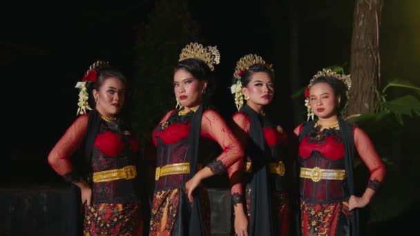Bir Grup Endonezyalı Dansçı Diğer Dansçıları Gece Sahnede Dans Ederken — Stok video