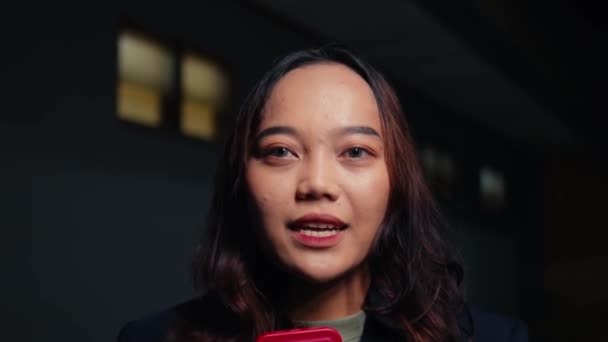 Asijská Žena Hnědými Vlasy Černým Kabátem Mluví Kamery Jako Reportér — Stock video