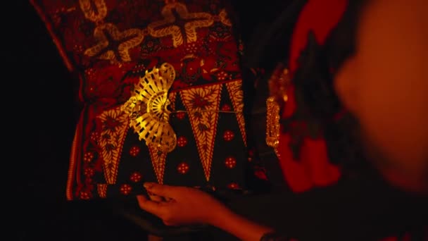 Kvinna Öppnar Guld Smycken Lagras Batik Tyg Natten — Stockvideo