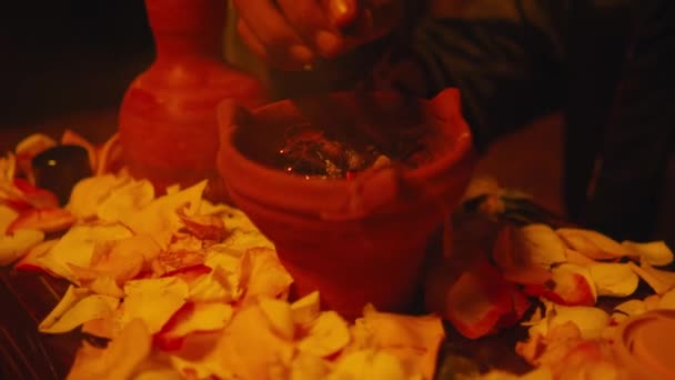 シャーマンの手は 夜の儀式で 祭壇の供え物に 香を注ぎ込んでる — ストック動画