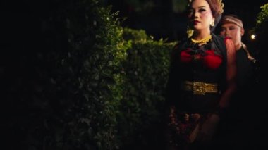 Bir çift aşık birbirlerine sarılır ve geceleri parkta çok sıkı fıkı olurlar.