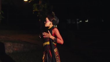 Asyalı bir kadın vücuduna tutkulu ve seksi bir şekilde dokunuyor.
