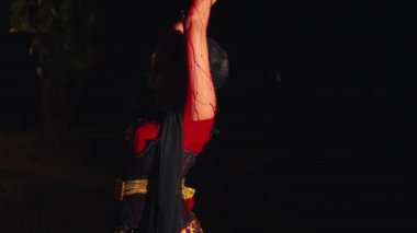 Asyalı bir kadın vücuduna tutkulu ve seksi bir şekilde dokunuyor.