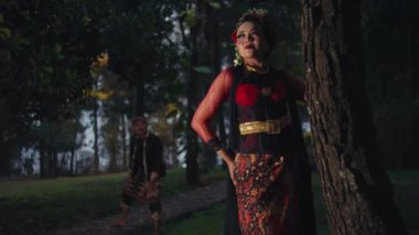 Asyalı bir adam geceleri çiçekleri tutkuyla kullanan bir kadına kur yapıyor.