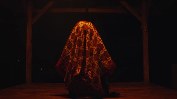 Uma Mulher Lenço Cabeça Batik Está Sentado Uma Cabana Misteriosa — Vídeo de Stock