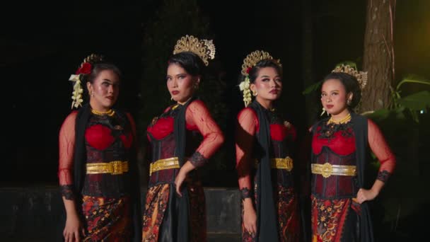 Bir Grup Endonezyalı Dansçı Diğer Dansçıları Gece Sahnede Dans Ederken — Stok video