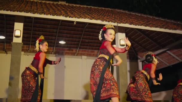 Bir Grup Dansçı Geceleri Bir Köşkte Geleneksel Endonezya Dansları Yaparken — Stok video