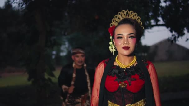 Une Paire Mariés Asiatiques Courent Poursuivent Dans Forêt Très Affectueusement — Video