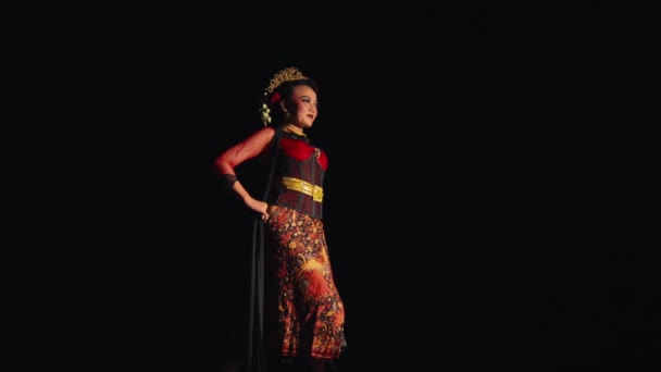 Femeie Asiatică Stă Încredere Timp Poartă Costum Batik Eșarfă Neagră — Videoclip de stoc