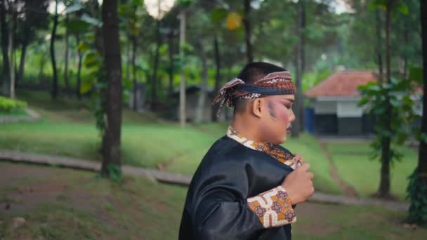 Egy Sundanese Férfi Sétál Egyedül Erdőben Napközben Sminkkel Arcán — Stock videók