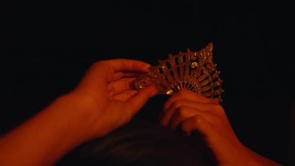 Μια Ασιάτισσα Φοράει Χρυσή Φουρκέτα Στο Κεφάλι Της Μαύρο Ψωμάκι — Αρχείο Βίντεο