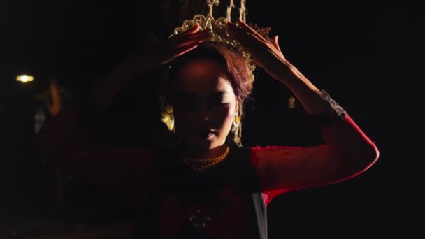 Asyalı Bir Kadın Geceleri Geleneksel Bir Sundan Kostümü Giyerken Ellerini — Stok video