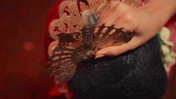 Eine Frau Zieht Schmuck Aus Den Haaren Während Sie Nachts — Stockvideo
