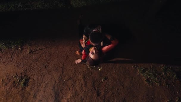 Ένα Ζευγάρι Εραστών Αγκαλιάζονται Και Φιλιούνται Στο Έδαφος Κοιταζόμενοι Νύχτα — Αρχείο Βίντεο