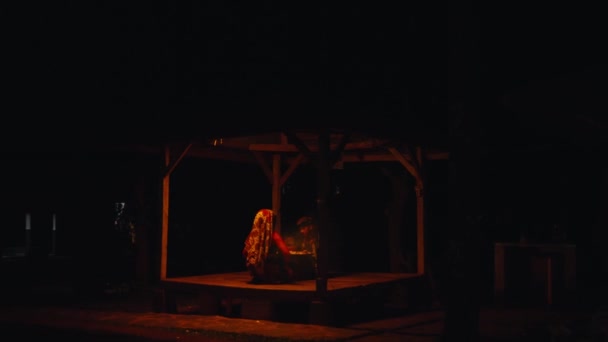아시아 사람들은 빛이있는 오두막에서 샤먼과 의식을 수행하고 있습니다 — 비디오