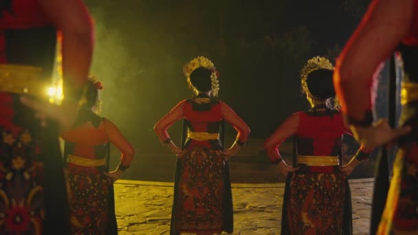 Grupa Tancerzy Stojąca Przyjaciółmi Scenie Jasnymi Światłami Nocy — Wideo stockowe