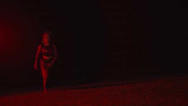 舞蹈演员在空旷的田野里狂奔 夜里红红的 悲伤地哭泣着穿过 — 图库视频影像
