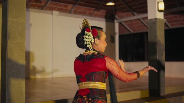 Grupp Dansare Utför Flexibla Rörelser När Utför Traditionella Indonesiska Danser — Stockvideo