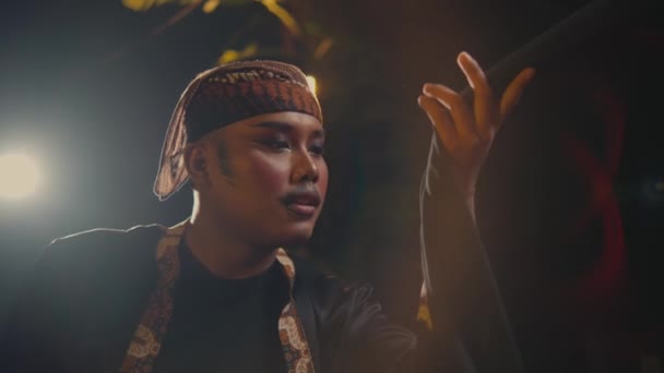 Ein Asiatischer Mann Fängt Mit Seiner Hand Einen Schwarzen Schal — Stockvideo