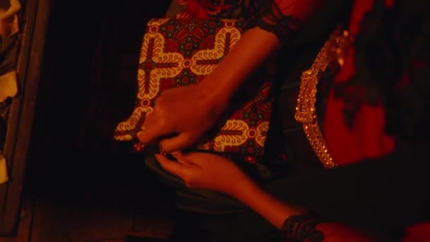 Una Mujer Abre Joyas Oro Almacenadas Tela Batik Por Noche — Vídeo de stock