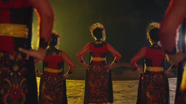 Grupa Tancerzy Stojąca Przyjaciółmi Scenie Jasnymi Światłami Nocy — Wideo stockowe