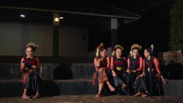 Egy Csapat Táncos Zaklatott Más Táncosokat Miközben Közönség Soraiban Ültek — Stock videók