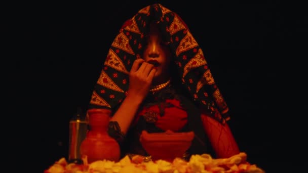 Una Donna Sta Mangiando Rose Mentre Esegue Rituale Spettrale Altare — Video Stock
