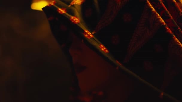 Женщина Страшном Платке Проводит Ритуалы Полные Дыма Ночью — стоковое видео