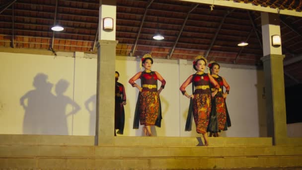 Grupa Tancerzy Sundańskich Idzie Przyjaciółmi Scenę Przed Wieczornym Przedstawieniem Tanecznym — Wideo stockowe