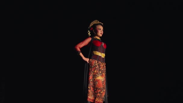 Una Donna Asiatica Alza Con Fiducia Mentre Indossa Costume Batik — Video Stock