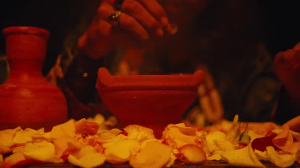 Ein Schamane Führt Nachts Ein Ritual Mit Zaubersprüchen Und Opfergaben — Stockvideo