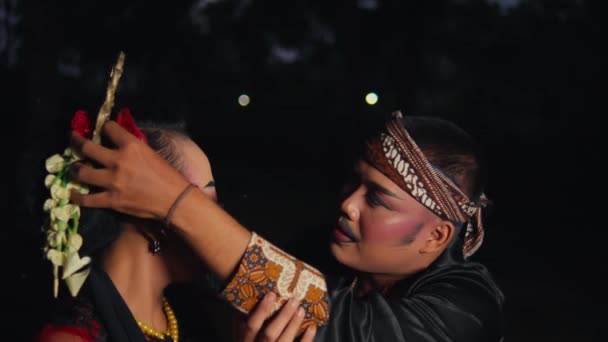 Azji Mężczyzna Jest Zaloty Kobiety Bardzo Namiętnie Pomocą Kwiatów Nocy — Wideo stockowe