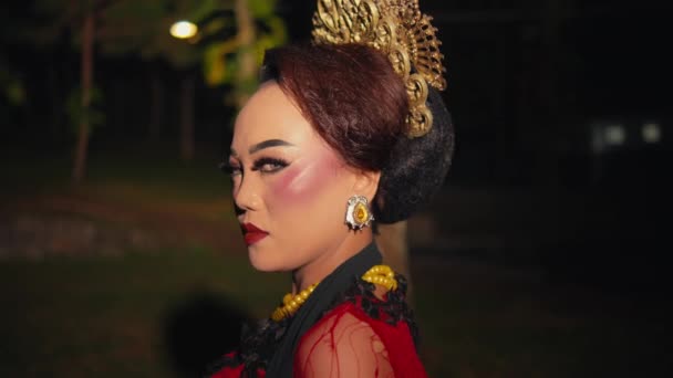 Seorang Wanita Asia Yang Sangat Cantik Dengan Makeup Menatap Dengan — Stok Video