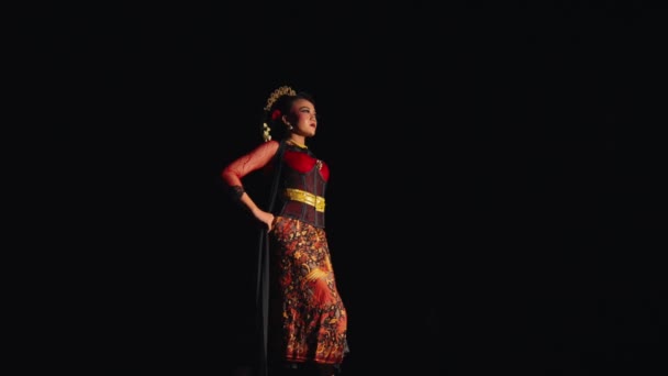 Une Femme Asiatique Tient Avec Confiance Tout Portant Costume Batik — Video