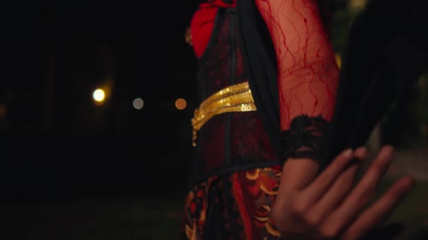 Asijská Žena Tančí Agilní Ruce Černý Šátek Zatímco Sobě Červený — Stock video