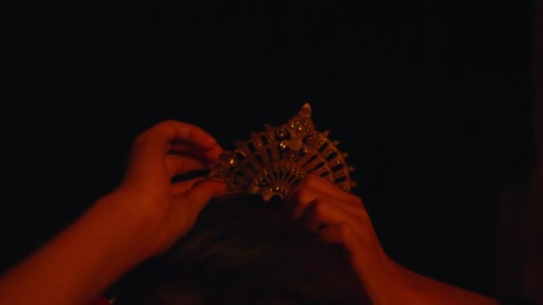 一位亚洲女人夜晚头戴黑色发夹 头戴金色发夹 — 图库视频影像