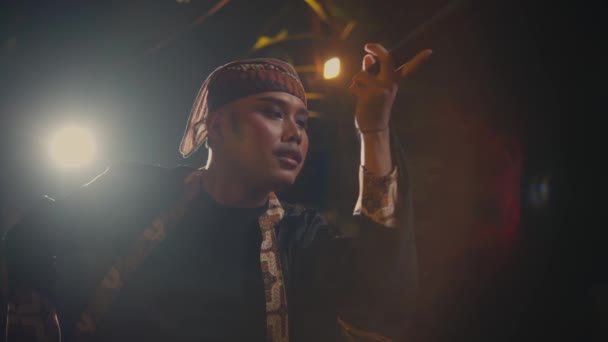 Asiatisk Man Fångar Svart Scarf Med Handen Kastad Dansare Scen — Stockvideo