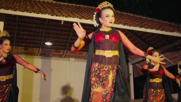 アジアの女性が夜の注目を集めるためにピアスな視線で観客を見ながらステージで踊る — ストック動画